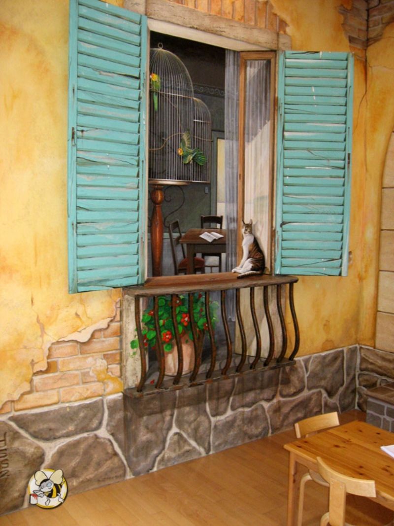 realistische Innenwand Malerei. Es scheint so, als ob um das Fenster Türkise Fensterläden sind und man auf eine Außenfassade blickt, die schon leicht abgenutzt ist und unten mit Stein gemauert ist